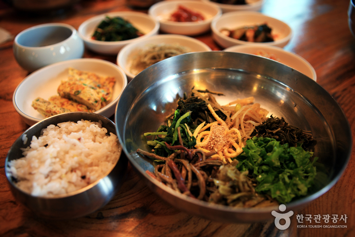 화려한 꾸밈 없이 울릉도 나물들로 맛을 내는 산채비빔밥