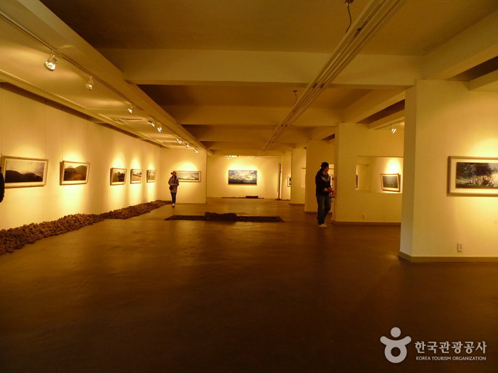 Kim Young Gap Gallery Dumoak (김영갑 갤러리 두모악)