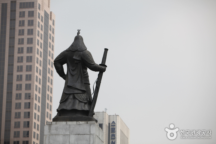 Estatua del Almirante Yi Sun-shin (충무공 이순신 동상)