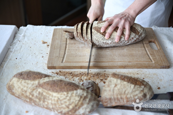 강릉 빵지순례 코스에서 빠뜨릴 수 없는 ‘빵짓는농부’의 천연 발효빵