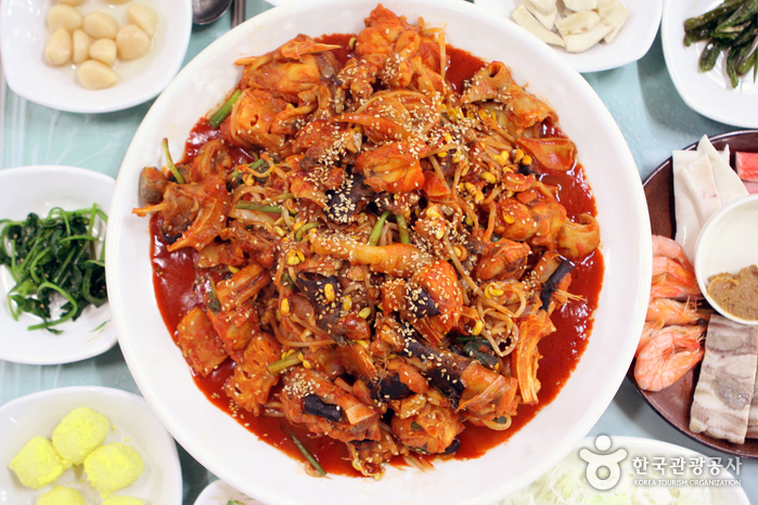 넉넉하게 나온 아귀찜을 놓기에 식탁이 비좁다.