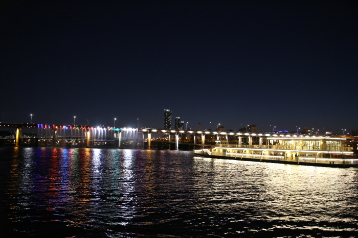 Kreuzfahrten auf dem Fluss Hangang (이랜드크루즈 (한강유람선))