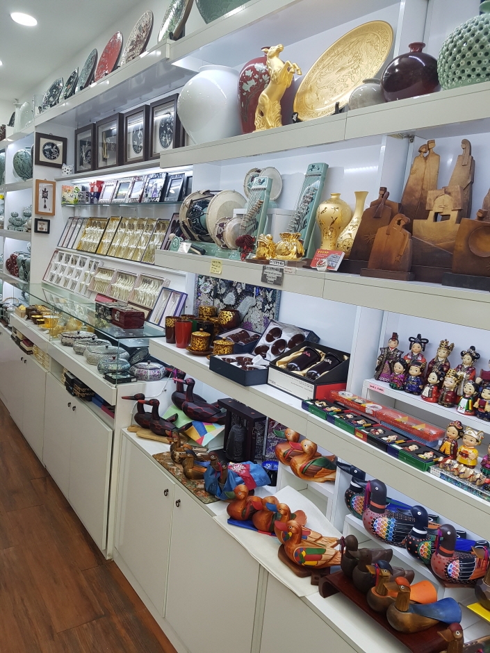 Joong Ang Craft Gift Shop - Insa Branch [Tax Refund Shop] (중앙공예관 인사)