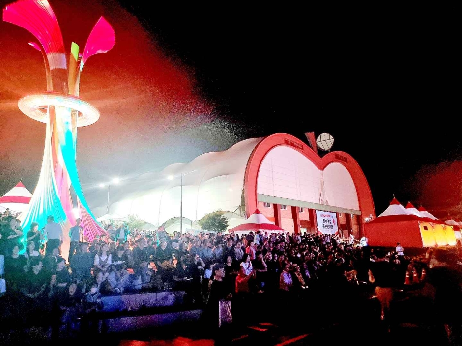 Festival del Hanu y la Manzana de Jangsu (장수 한우랑 사과랑 축제)