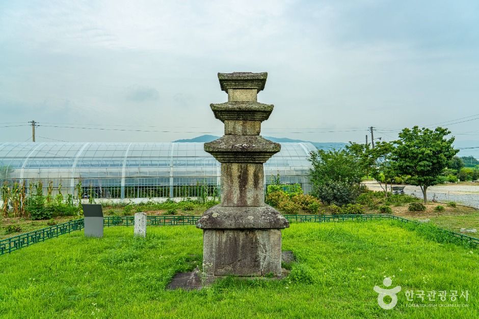 thumbnail-안성죽산리삼층석탑-8