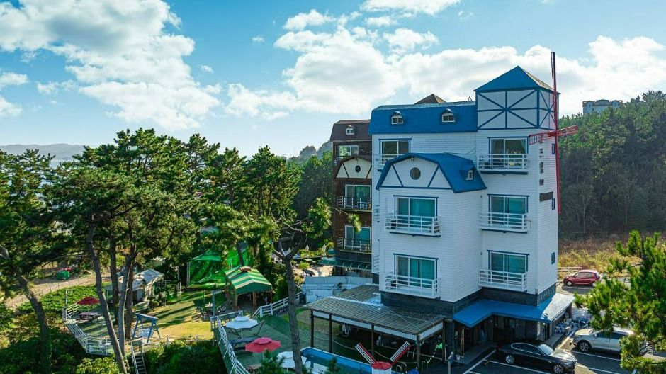 통영_풍차마을 로즈힐펜션_외부 (2)