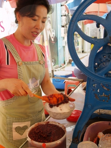 팥빙수 골목을 지키는 7인의  여전사는  이 시대 진정한  생활의  달인입니다