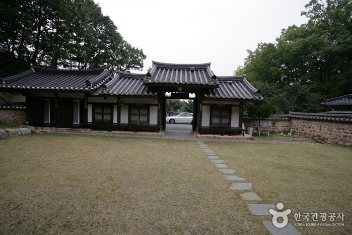 Chiam House (치암고택)