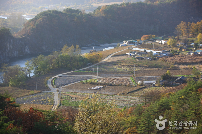 Korean Peninsula-shaped Cliffs (Seonam Village) (선암마을 한반도지형)