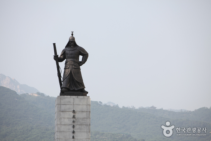 Statue of Admiral Yi Sun-Shin (충무공 이순신 동상)