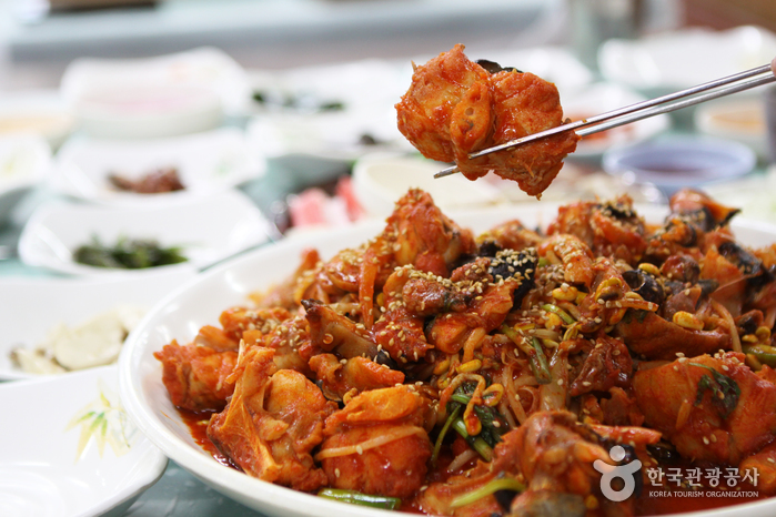 양념을 듬뿍 묻힌 아귀찜을 한입 베어 물면 매운맛이 입안에 퍼진다