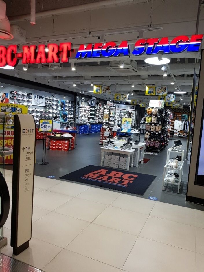 ABC-Mart - TIMES SQUARE Hongdae Branch [Tax Refund Shop] (ABC마트 타임스퀘어홍대)