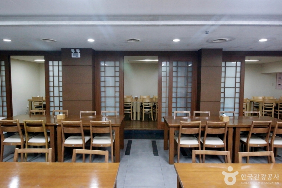 泗沘城(東鶴山莊飯店韓式餐廳)(사비성(동학산장호텔 한식당))