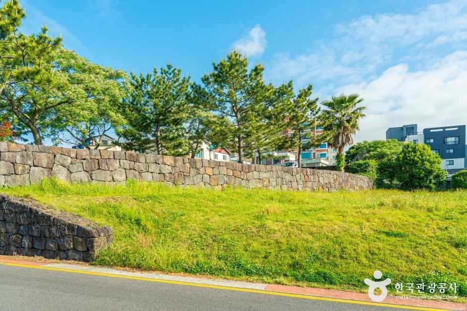 thumbnail-서귀진지-1