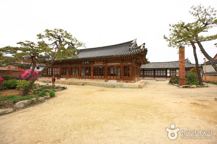 Hagindang House (학인당)