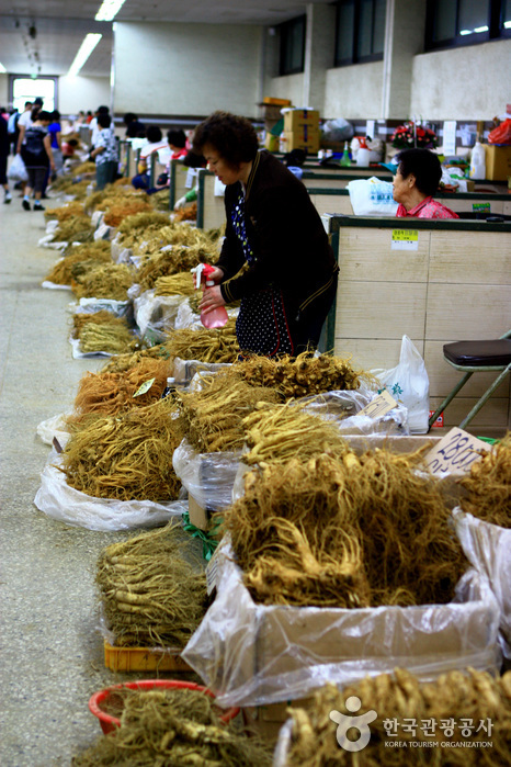 Geumsan Ginseng Market (금산 인삼약초시장)