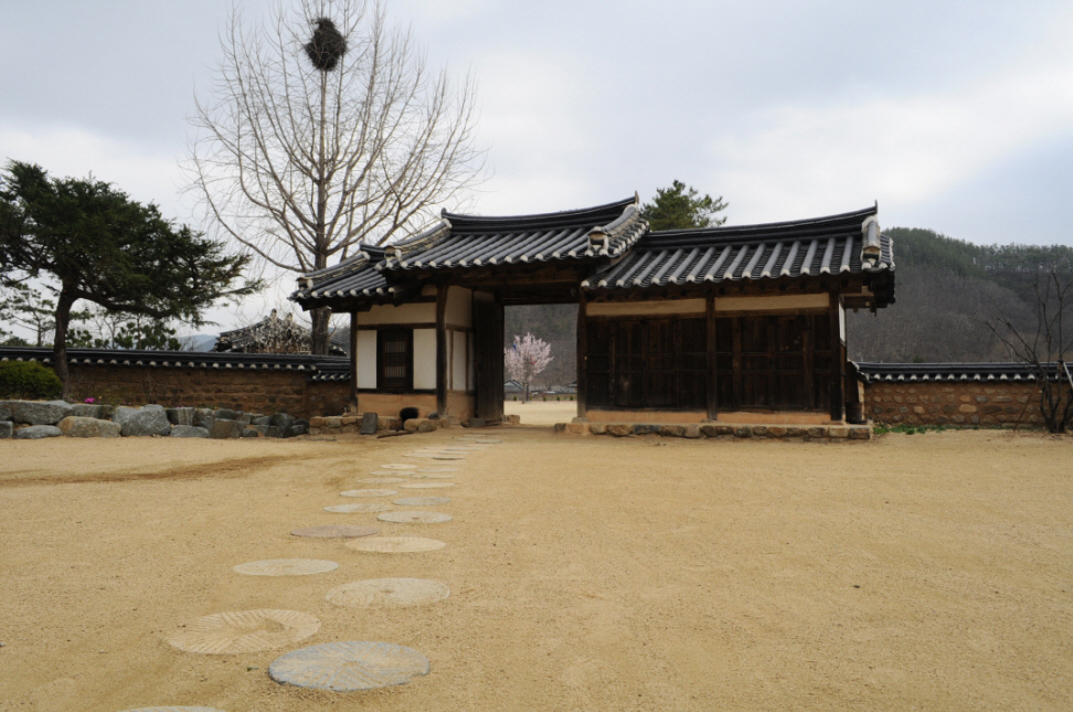 Songjeong House (송정고택)