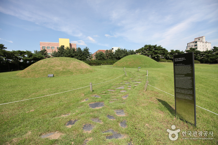 Seoul Bangidong Ancient Tombs (서울 방이동 고분군)