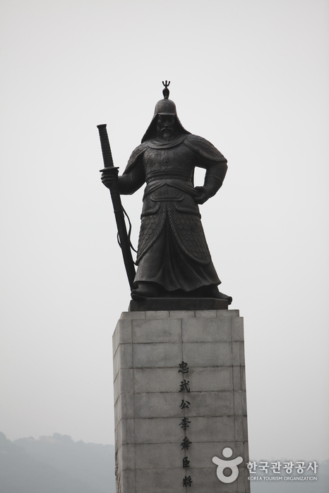 Statue des Admirals Yi Sun-Shin (충무공 이순신 동상)