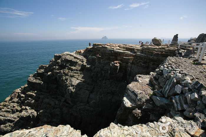 Taejongdae Cliffed Coast [National Geopark] (태종대 (부산 국가지질공원))