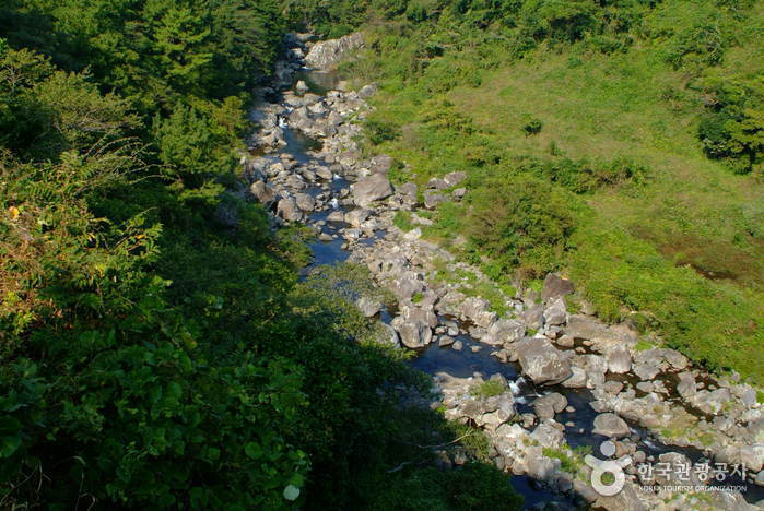 Cheonjeyeon Falls
