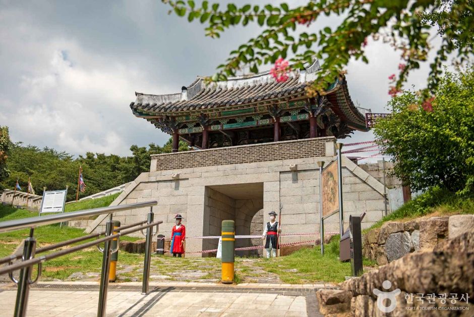 Site of Dongnaeeupseong Walled Town (동래읍성지)