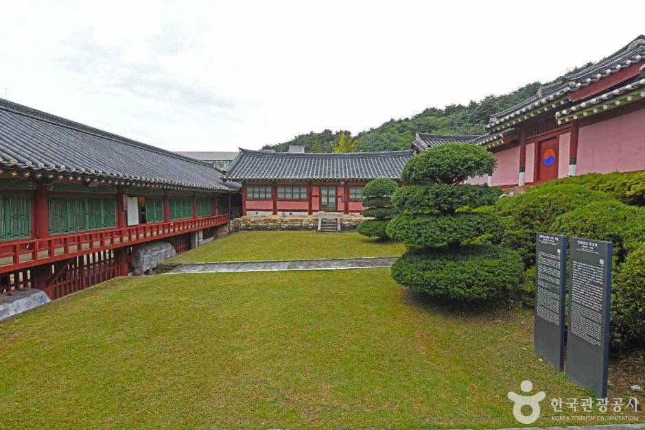 Gangneunghyanggyo Local Confucian School (강릉향교)