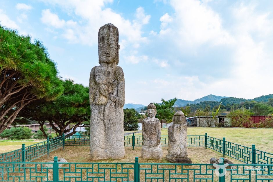 증평 남하리 석조보살입상