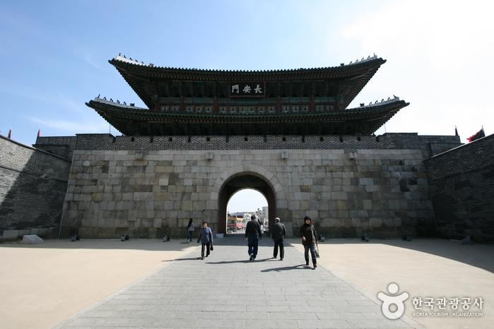 Ворота Чананмун в крепости Хвасон (장안문)