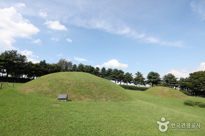 Seoul Bangidong Ancient Tombs (서울 방이동 고분군)