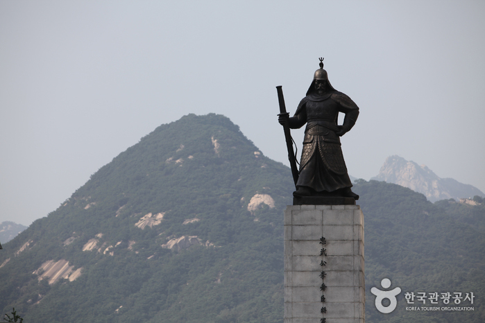Statue des Admirals Yi Sun-Shin (충무공 이순신 동상)