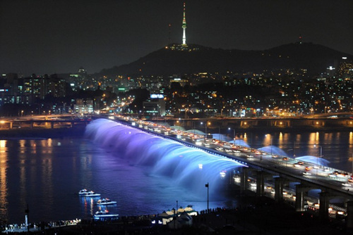 Banpo Bridge Rainbow Fountain (반포대교 달빛무지개분수)