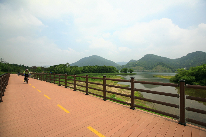 북한강 자전거길의 송촌보도교
