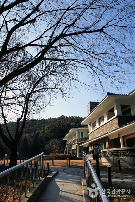 <힐러>에서 김문식의 집은 권력자가 된 아버지 세대를 상징하는 공간으로 청남대에서 촬영했다.