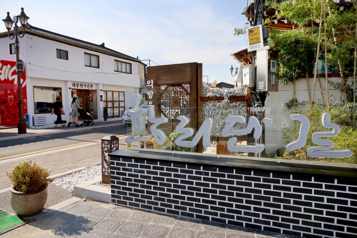 Gyeongju’s famous Hwangnidan-gil is frequented by many young visitors