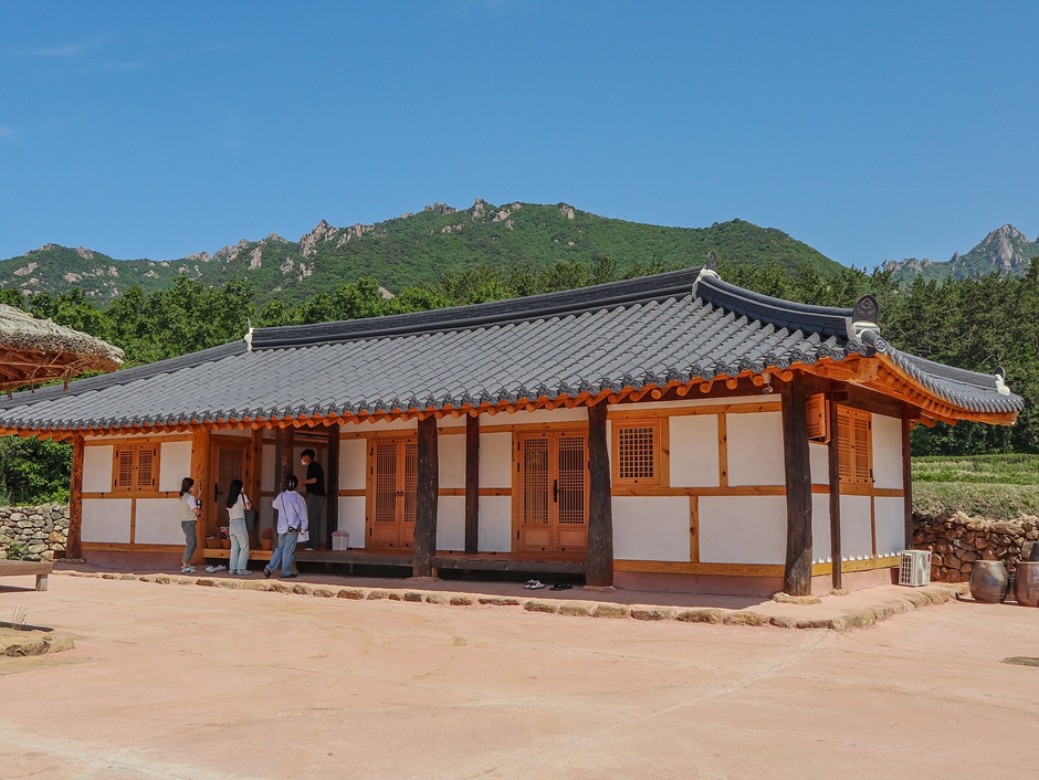 Baegun Teahouse (Lee Han-young Tea Culture Center) (백운차실 (이한영 차문화원))