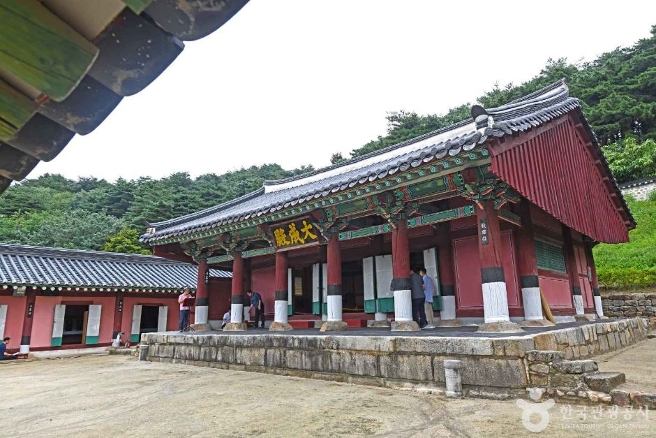 Gangneunghyanggyo Local Confucian School (강릉향교)