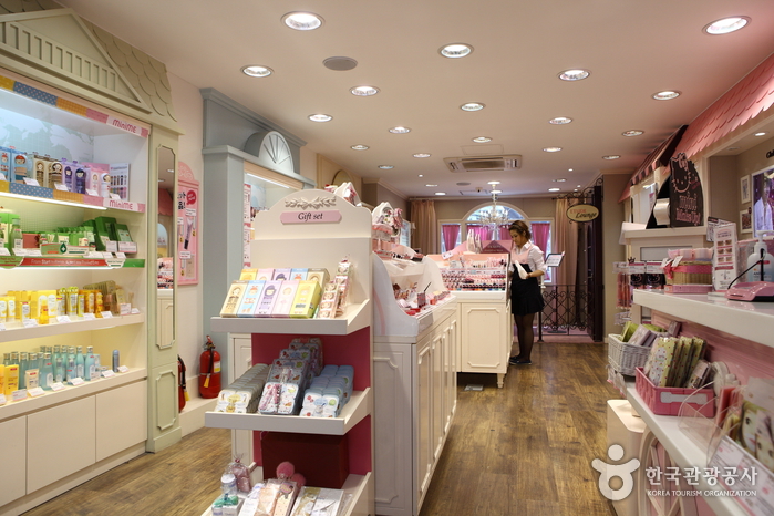 Sucursal en Myeong-dong de Etude House (에뛰드하우스 명동1호점)4