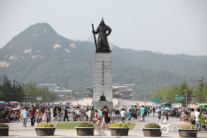 Estatua del Almirante Yi Sun-shin (충무공 이순신 동상)3