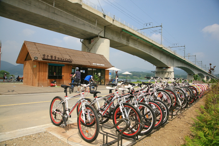 북한강 자전거길의 시작점인 밝은광장