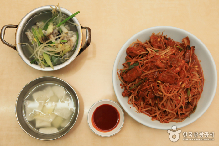 매콤한 맛의 아귀찜과 시원하고 담백한 탕