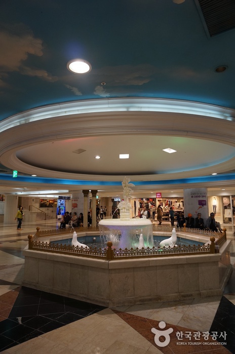 Seomyeon Underground Shopping Center (서면지하도상가)