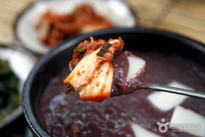 겉절이김치는 장칼국수뿐 아니라 팥죽에도 찰떡궁합이다.