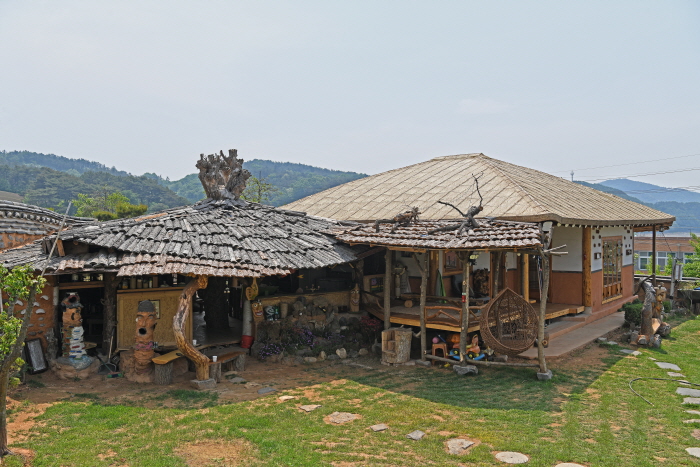 Tree house that the owners built themselves