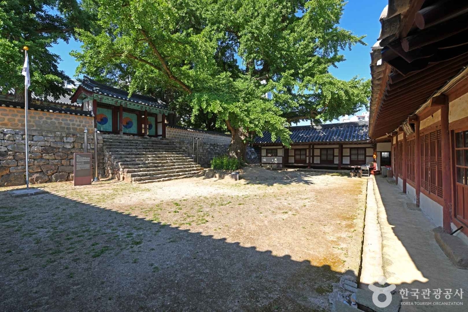 thumbnail-서산향교-3