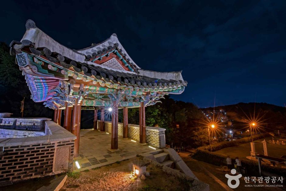 Site of Dongnaeeupseong Walled Town (동래읍성지)