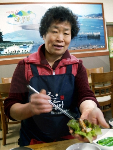 마늘과 함께 쌈을 싸먹으면 더욱 깔끔하다