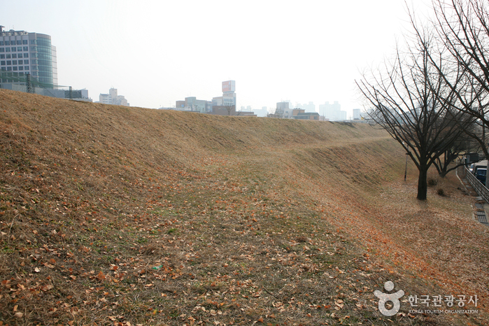 Pungnap-dong Toseong Fortress (서울 풍납동 토성)