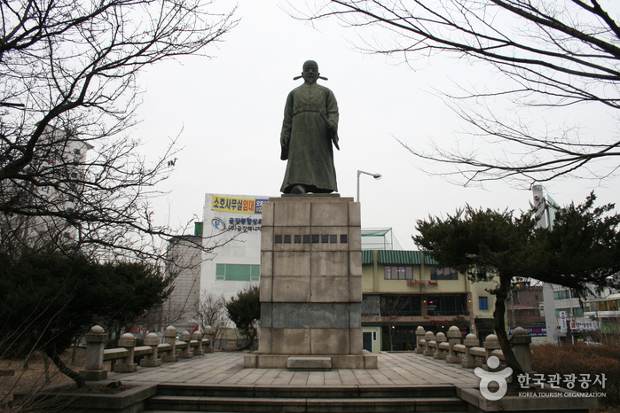 정몽주 동상