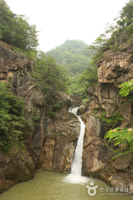 三釜淵瀑布（漢灘江地質公園）（삼부연폭포（한탄강 국가지질공원））